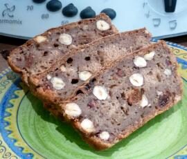 Pain aux pommes et aux noisettes