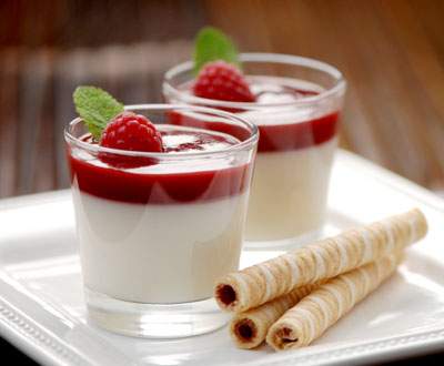 Panna cotta à l'agar-agar et coulis de framboises