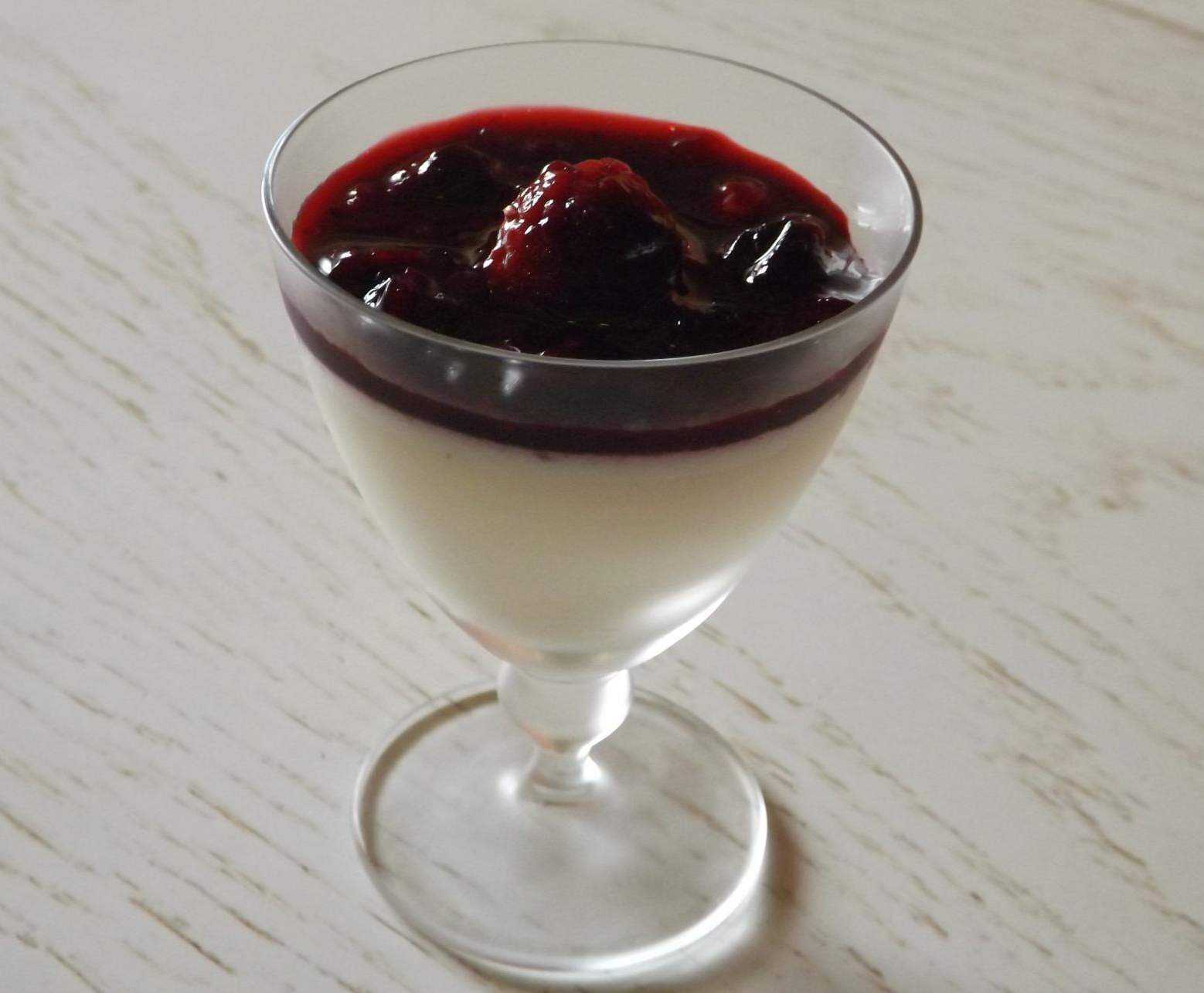 PANNA COTTA A LA GELEE DE FRUITS ROUGES