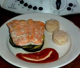 Papillote de saumon et courgettes, sauce aubergine et chorizo