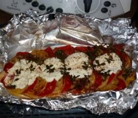 Papillote de tomate et courgette au chèvre et au thym à la vapeur