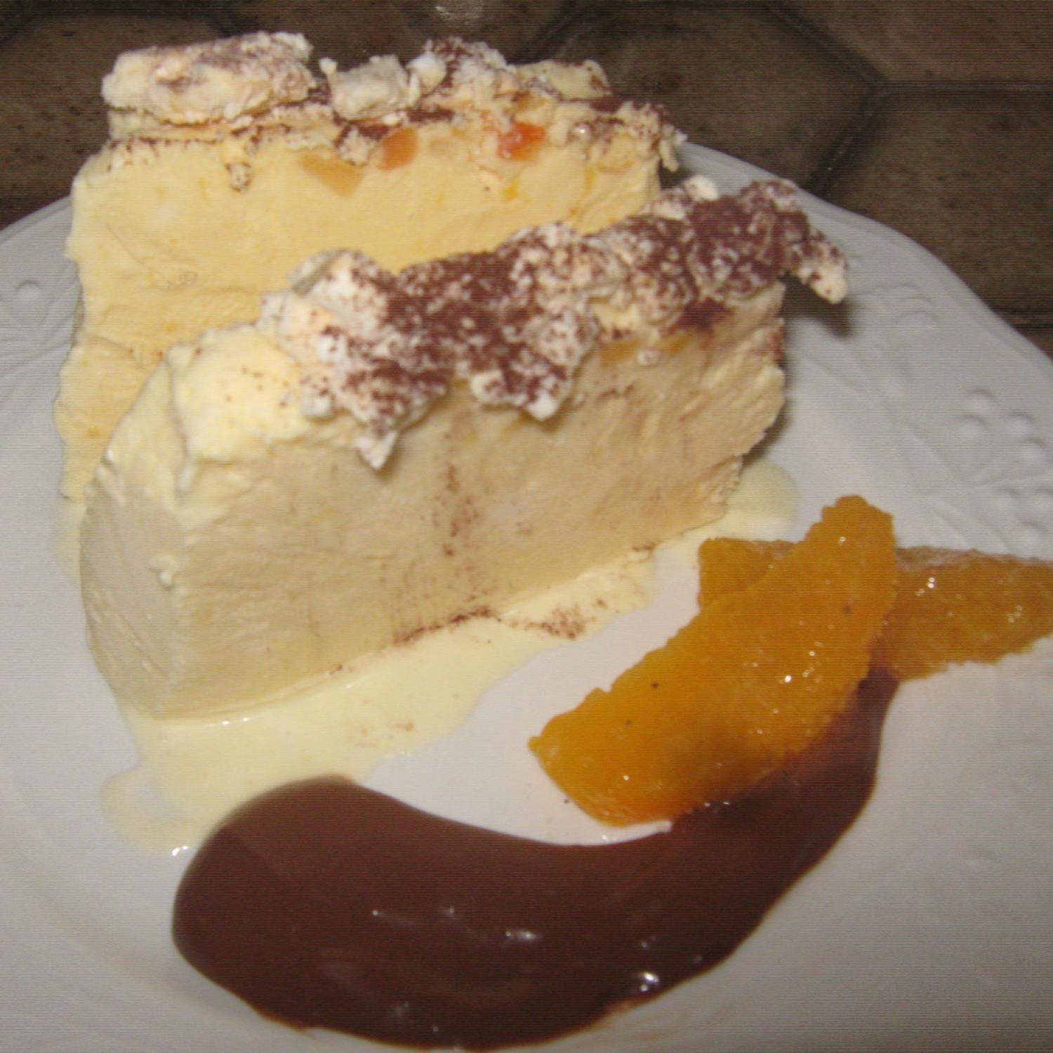 Parfait glacé meringué orange cointreau et sa sauce chocolat