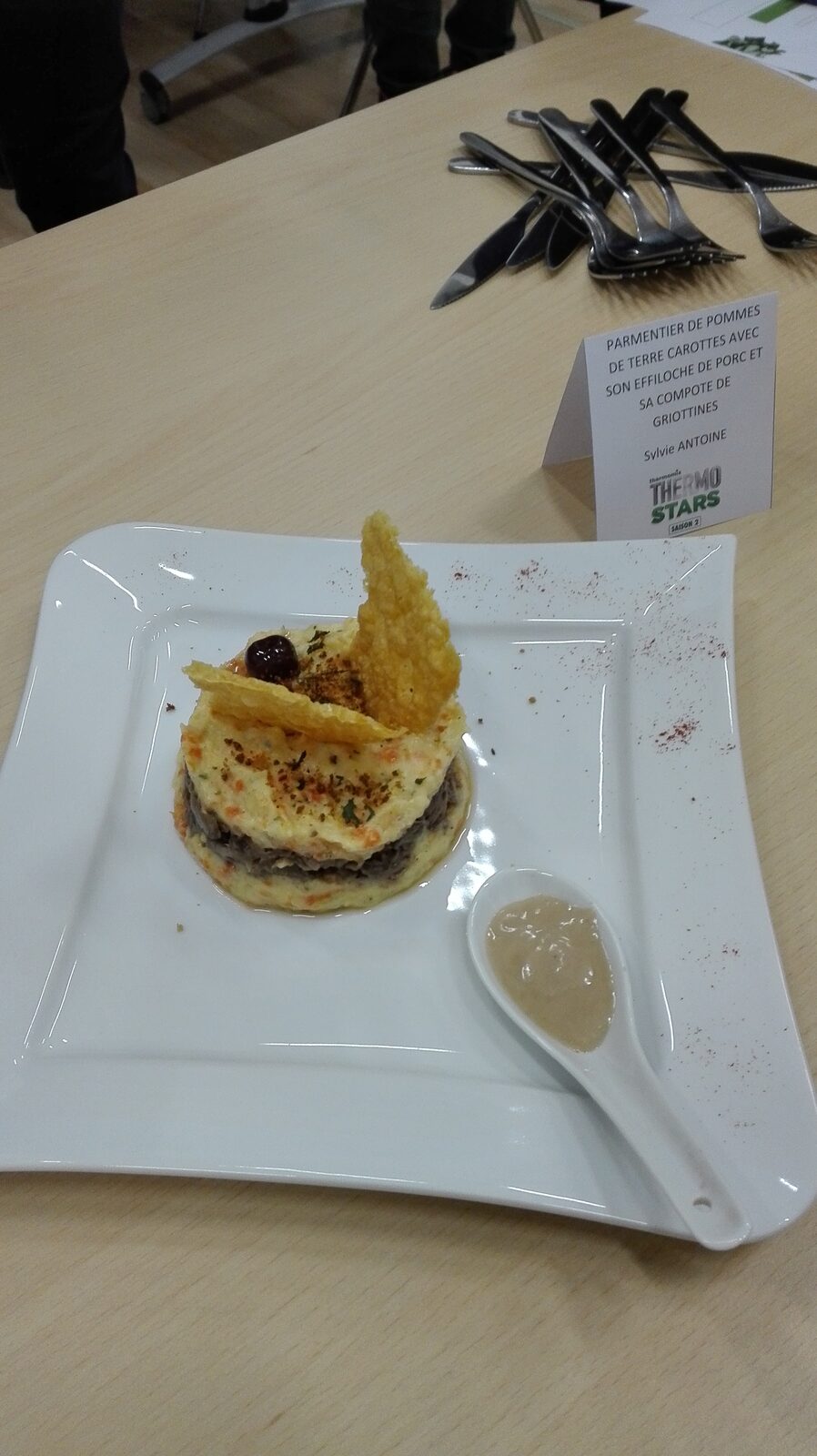 Parmentier de pommes de terre, carottes avec son effiloché de porc et sa compotée de Griottines. THERMOSTARS