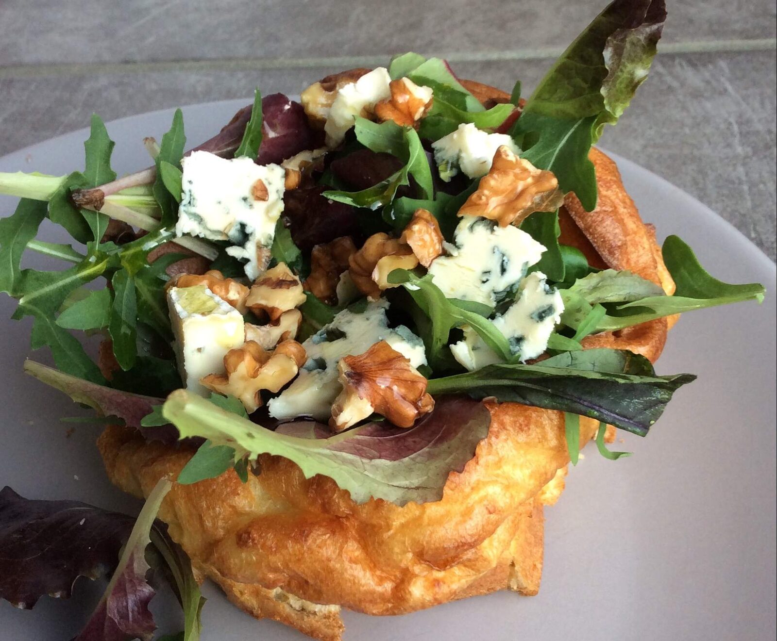 Pascades aveyronnaises et salade roquefort, noix