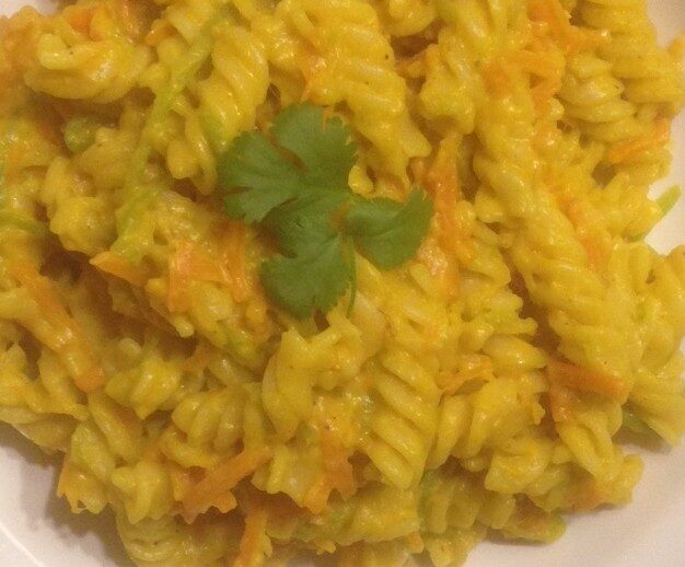 Pâtes aux spaghettis de légumes et curcuma