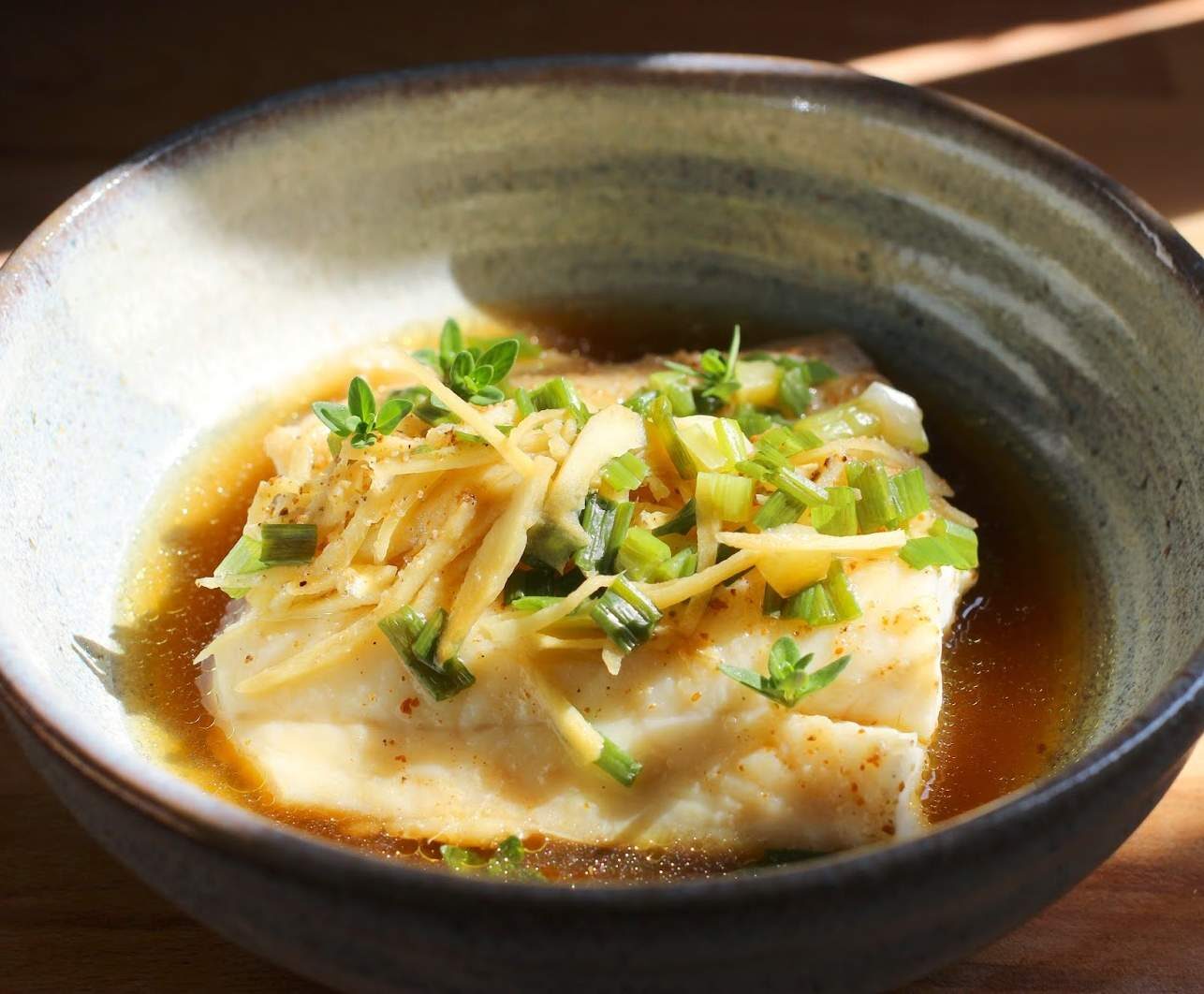 Pavé de Julienne au gingembre, ciboule, sauce soja à la vapeur accompagné de son riz Thaï