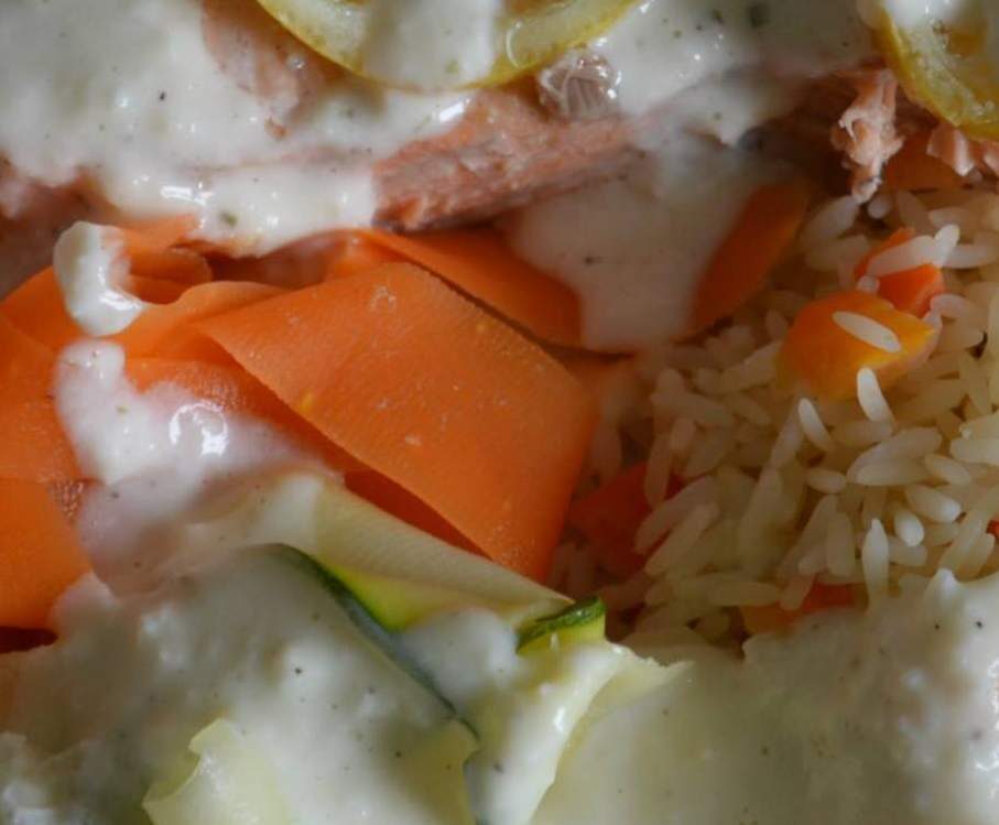 pavé de saumon, legumes riz sauce citron