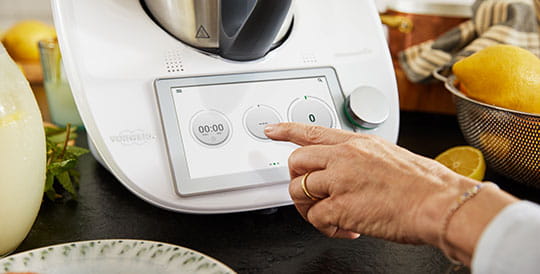 pavé de saumon,sur lit se salade et pomme de terre