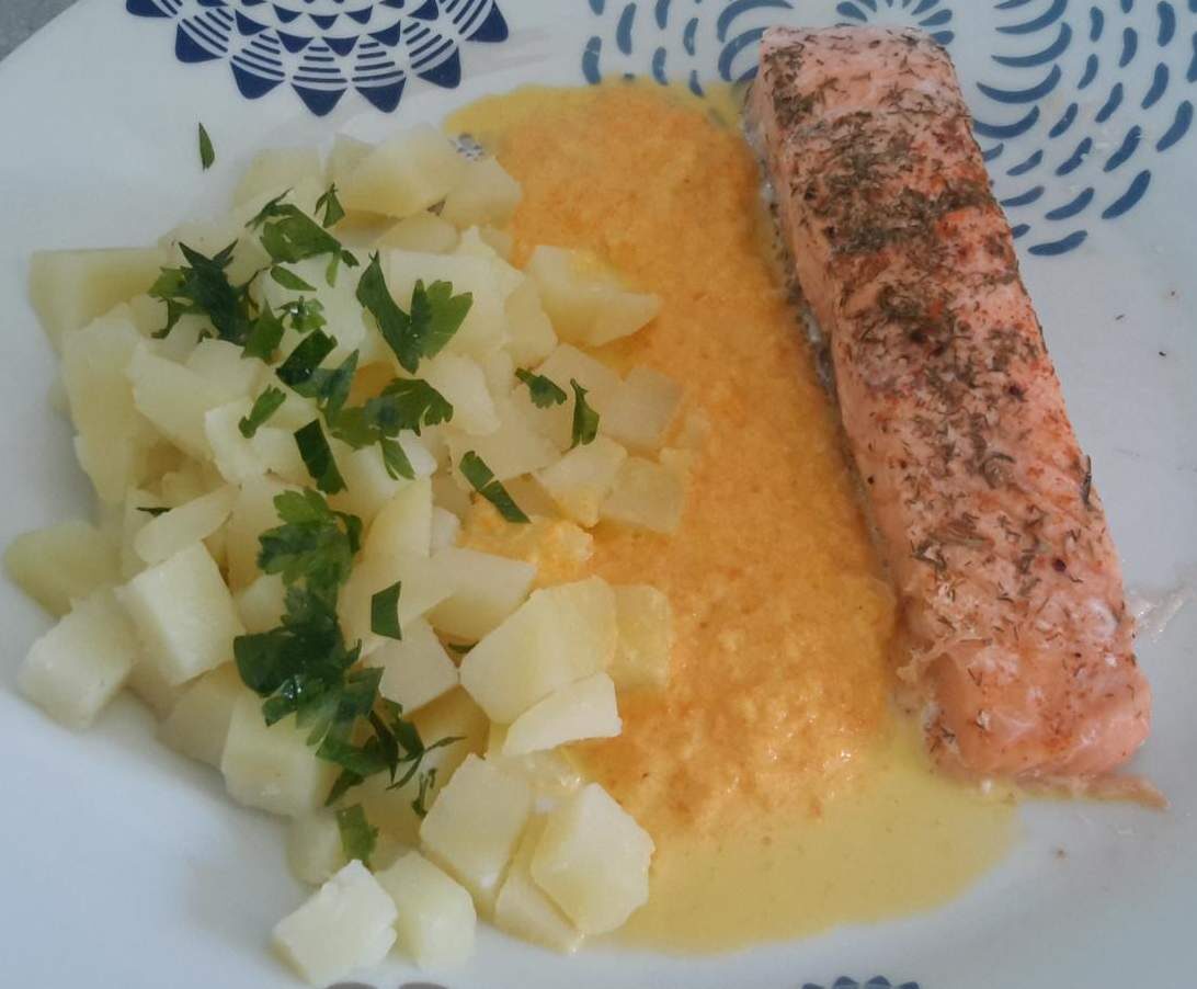 Pavés de saumon sauce crevette et ses pommes de terre vapeur