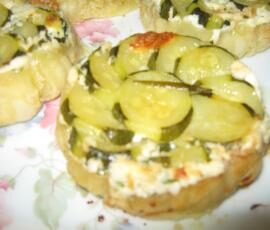Petites tatins de courgetines et crackers apéritifs avec les chutes