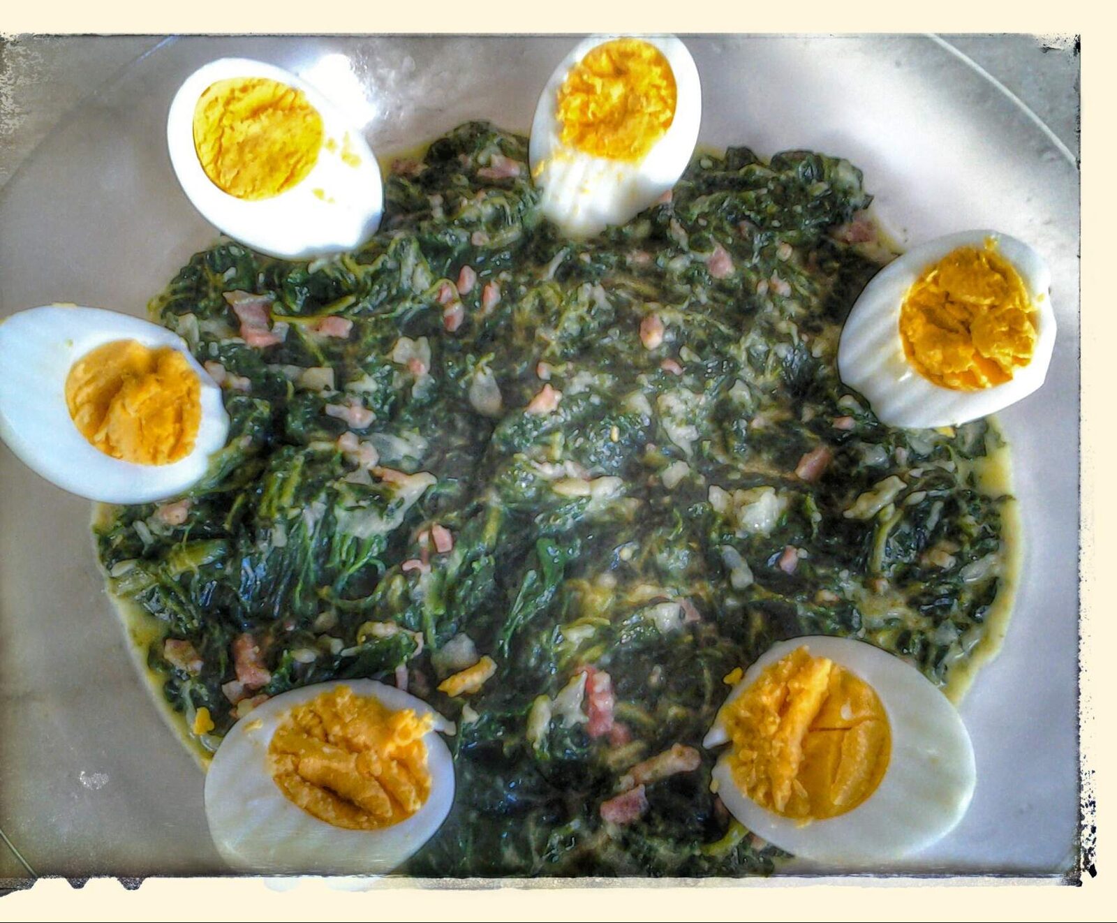 Poêlée d'épinards aux lardons et aux oeufs dur