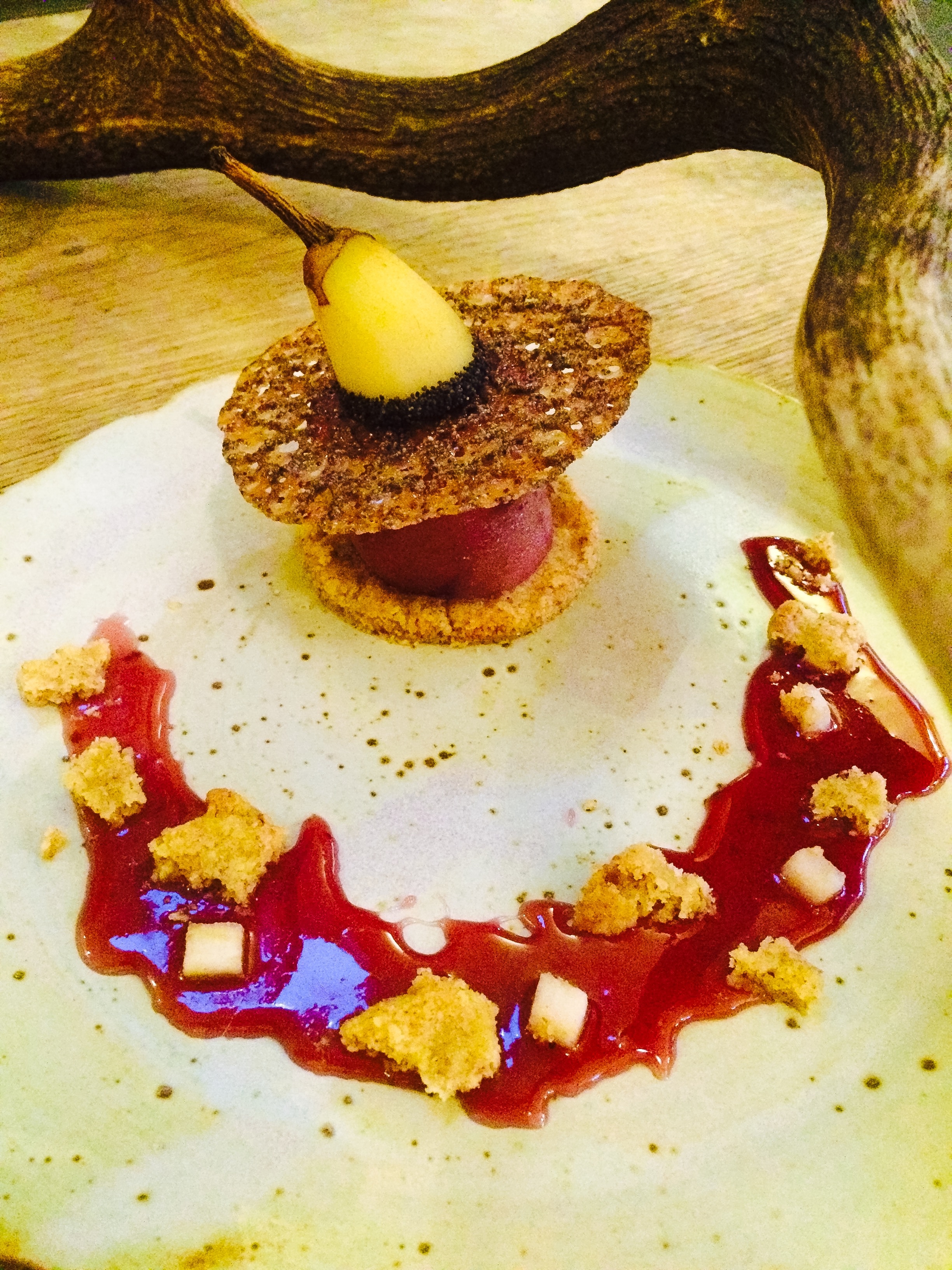 Poire pochée à la côte Roannaise, garnie à la fourme de Montbrison émulsionnée Thermostars