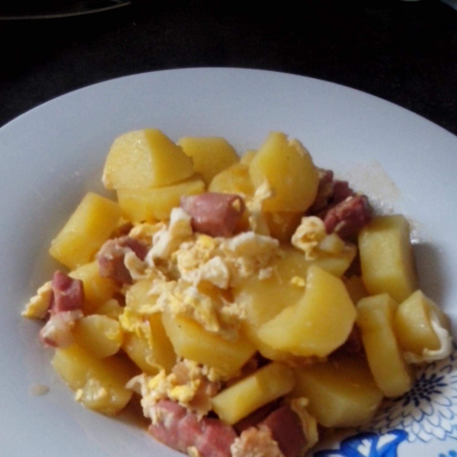 Pommes de terre au jambon cru et oeufs