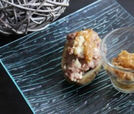 Pommes de terre farcies sur leur lit d’oignons caramélisés
