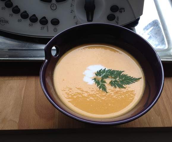 Potage courgettes-tomates au curry rouge