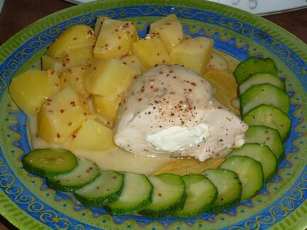 Poulet au fromage, pomme de terre et courgette vapeur, sauce moutarde à l'ancienne