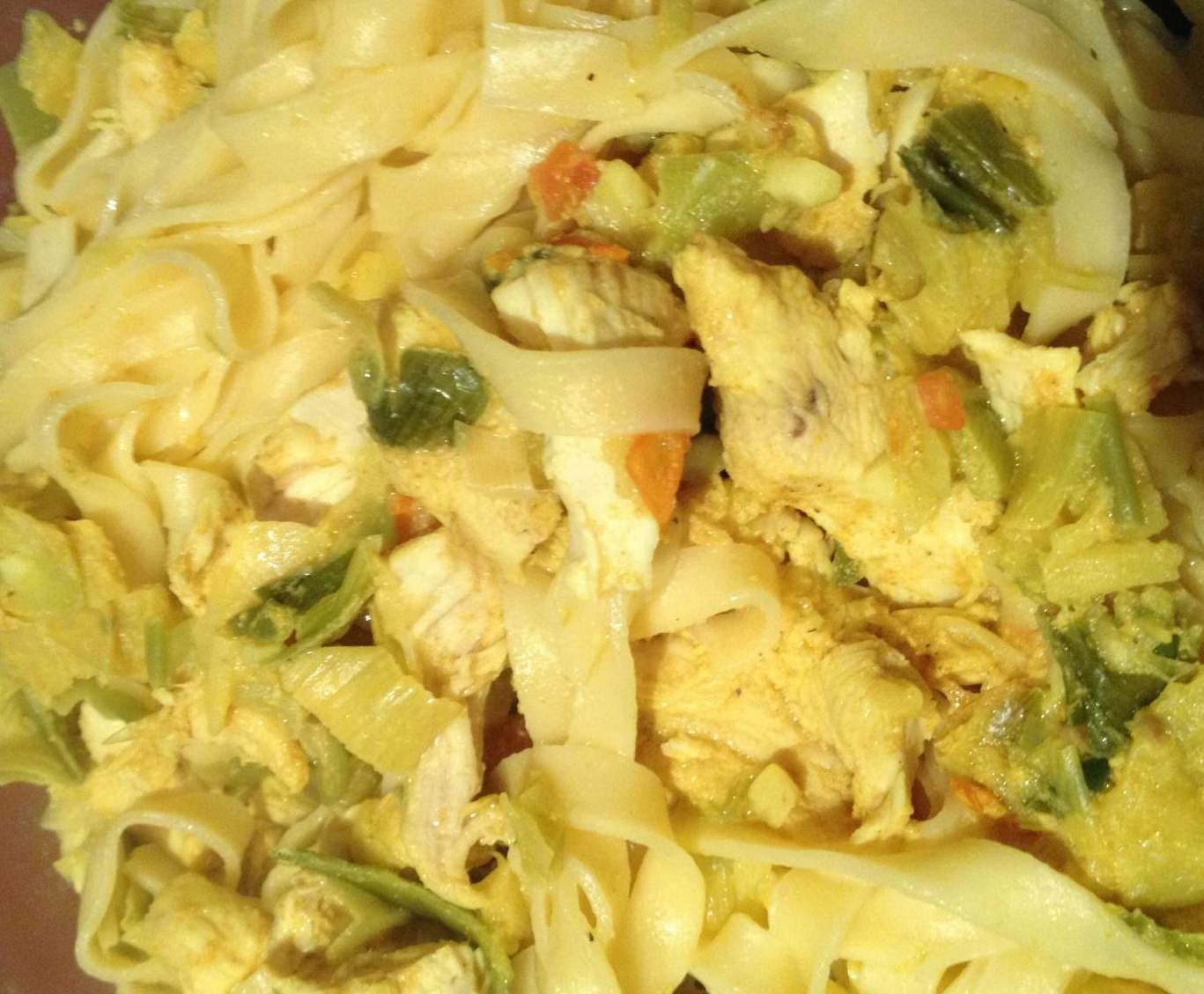 Poulet curcuma aux légumes & tagliatelles allégé