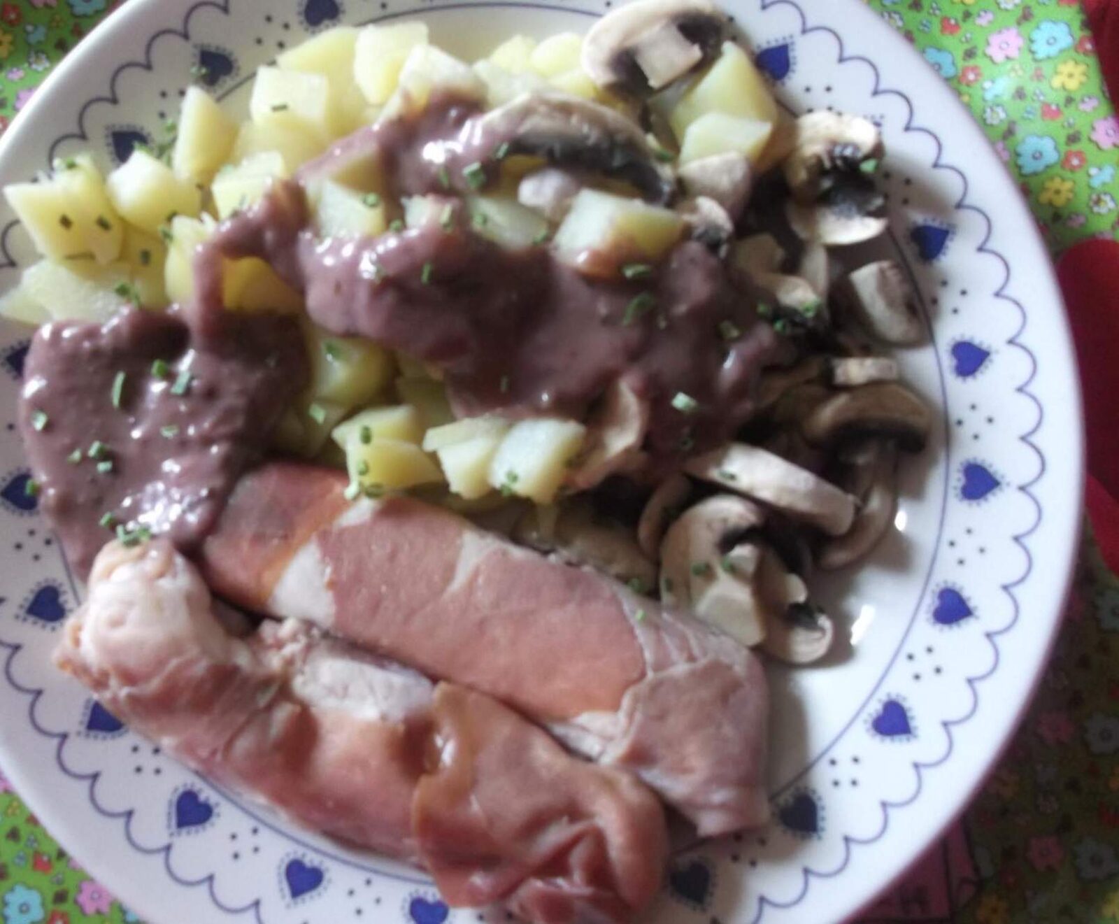 Poulet en robe de jambon de parme et sa sauce chasseur