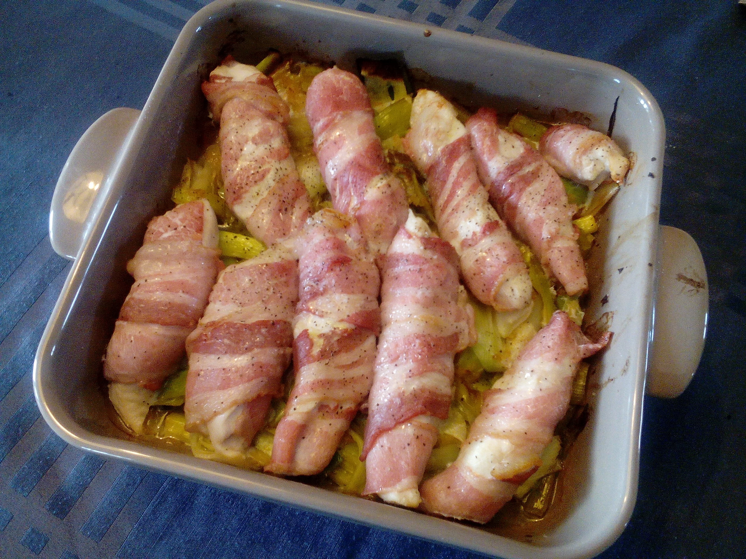 Poulet enlardé sur lit de poireaux