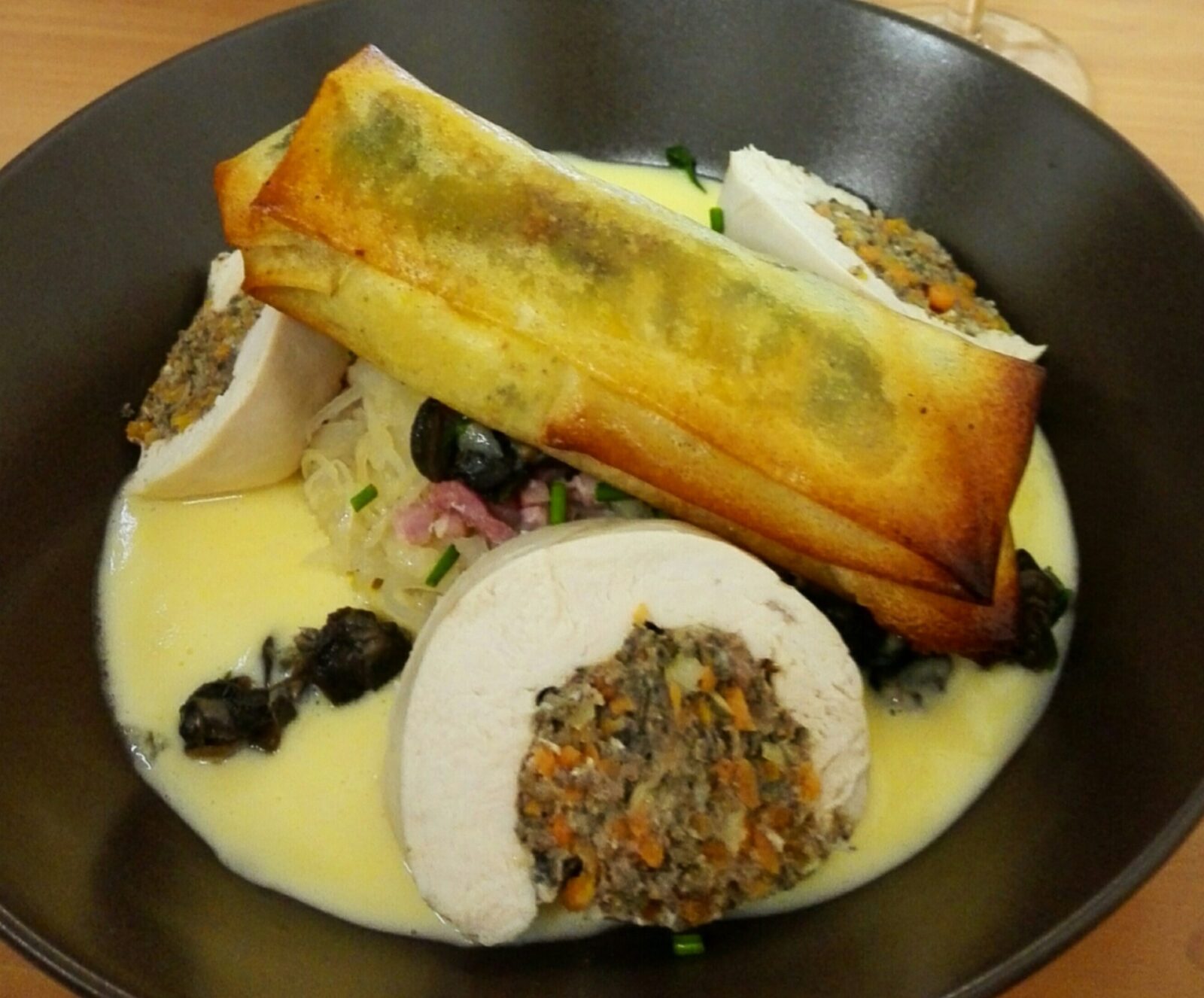 Poulet et sa farce terroir aux escargots, Lit de choucroute & cigare de pomme de terre au bibeleskaess, sauce Hollandaise au crémant d’Alsace.