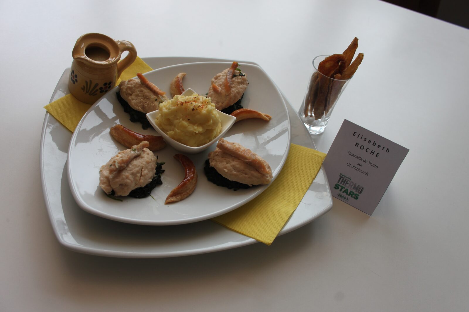 QUENELLES DE TRUITE SAUMONEE SUR LIT D'EPINARDS ET SON ECRASE DE POMME DE TERRE -THERMOSTARS