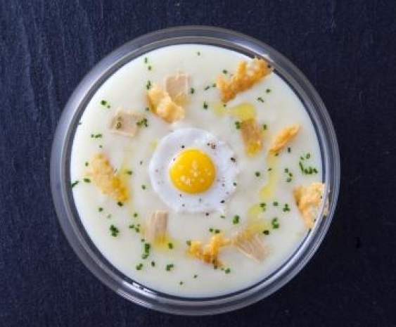 Recette de Velouté de pommes de terre ratte à l'huile de truffe, œuf de caille poêlé, copeaux de foie gras et tuiles de comté