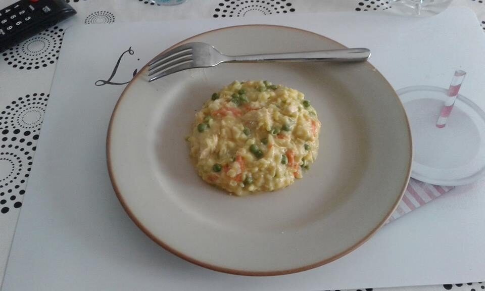 Riz pilaf au poulet, carottes et petits pois