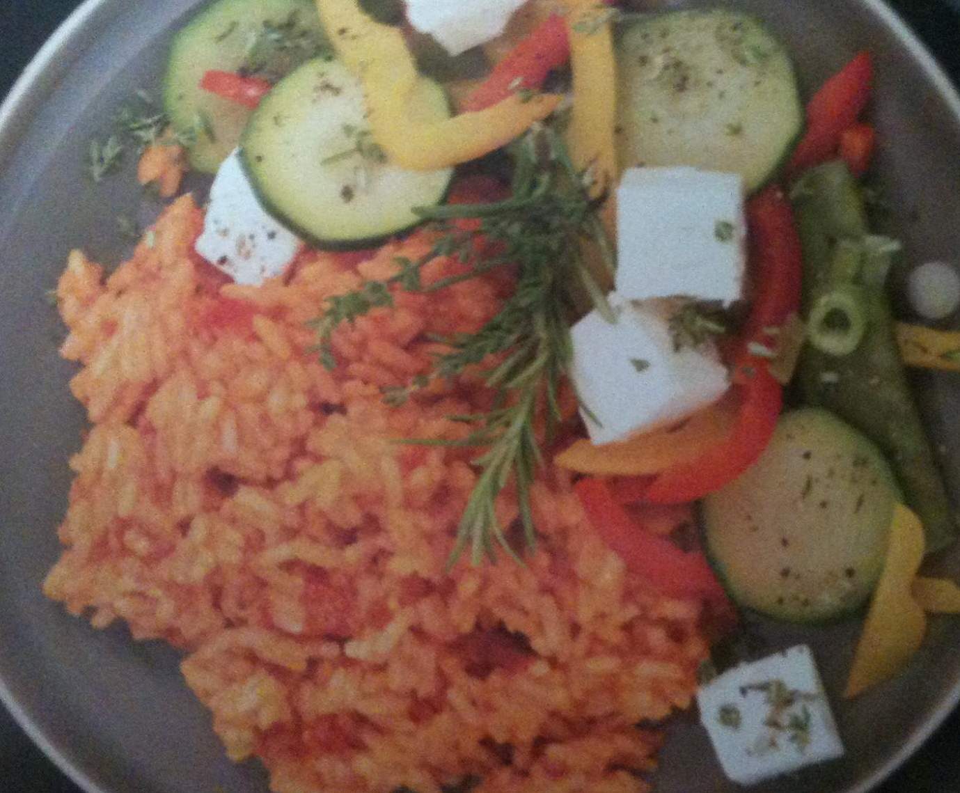 Riz tomate-poivron à la feta et légumes d'été