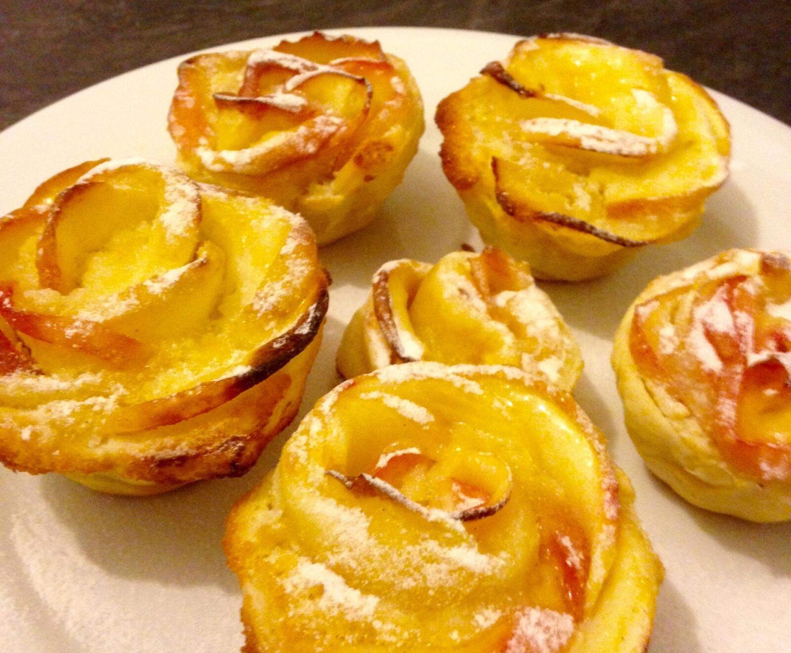 Roses feuilletées aux pommes et crème d'amandes