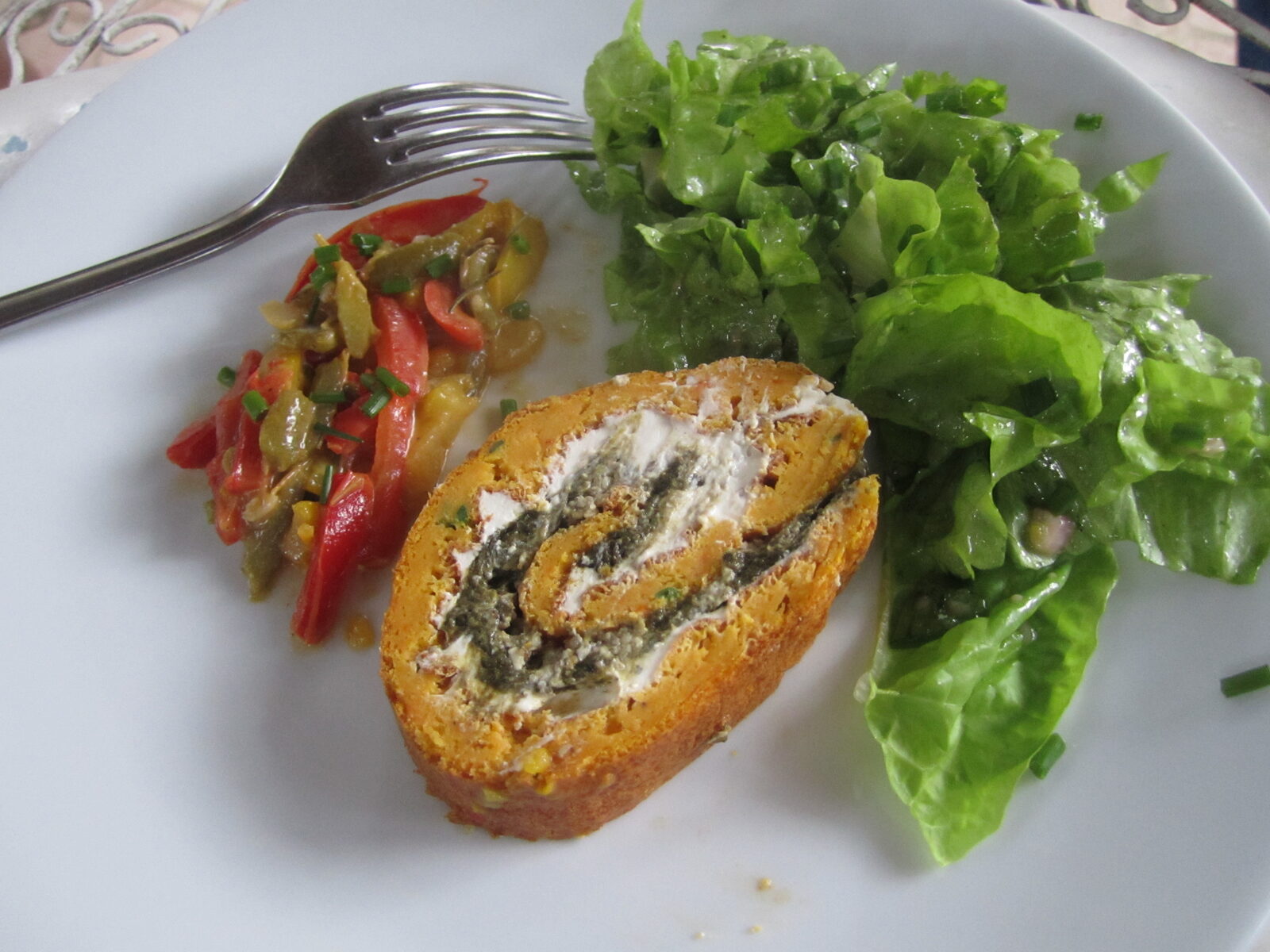 Roulé aux carottes, oseille (ou épinards) et fromage frais et sa compotée de poivrons