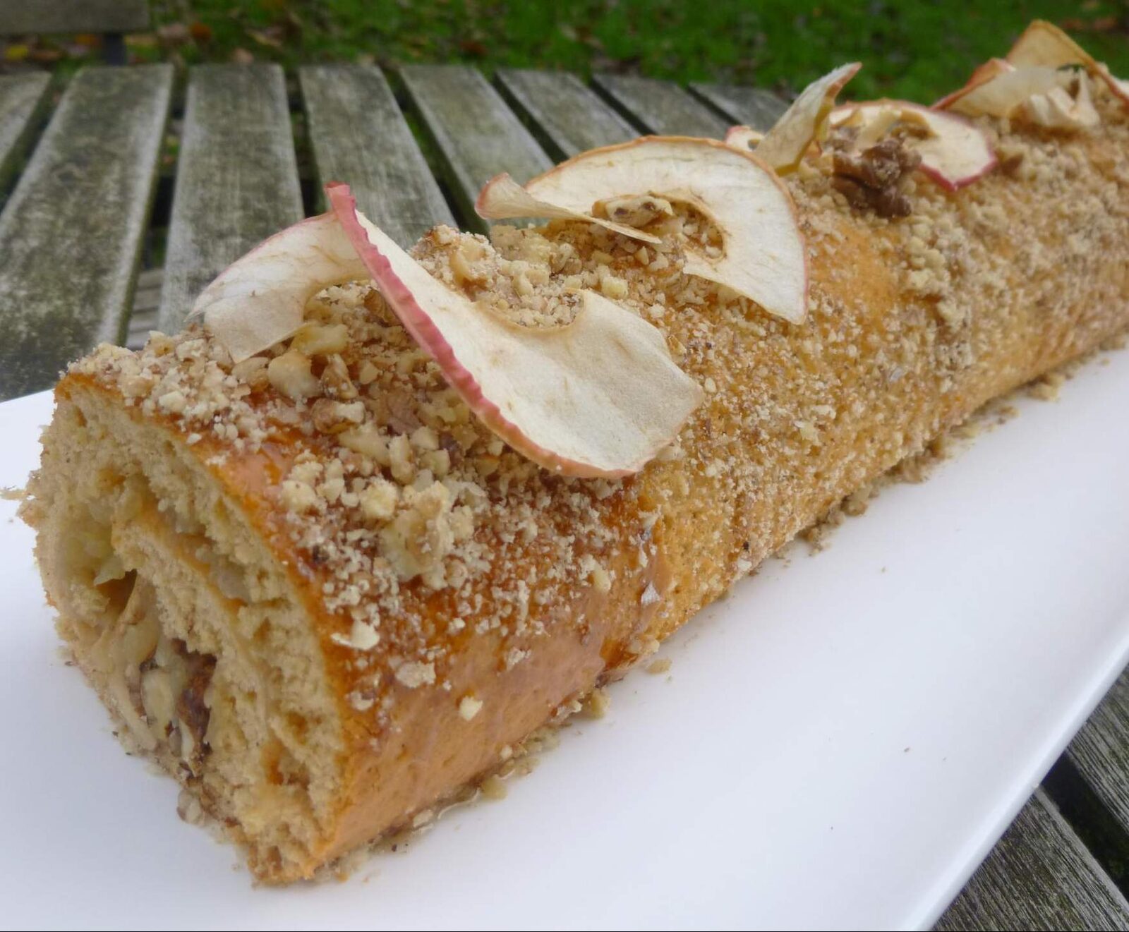 roulé de pain d'épices aux pommes et noix