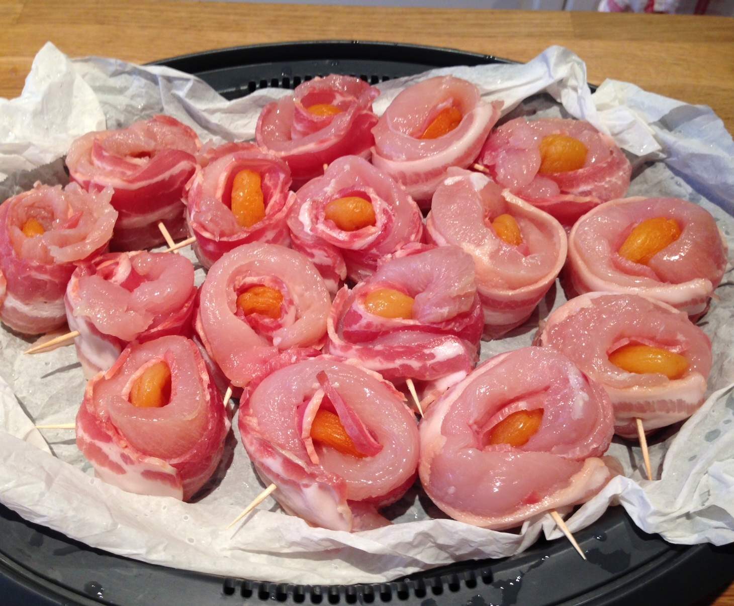 Roulé de poulet, abricot, lardons et ses légumes