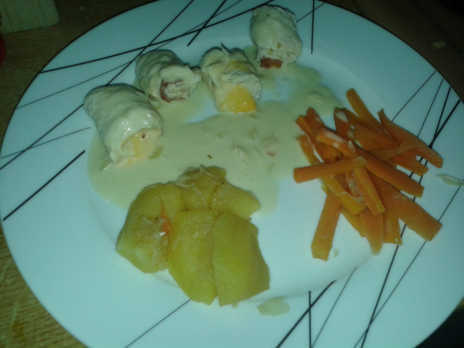 ROULÉS DE DINDE FOURRES AU BACON ET/OU FROMAGE AVEC POMMES FONDANTES ET CAROTTES, SAUCE CREMEUSE AU CIDRE