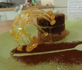 Sablé choco-noisettes surmonté d'un fondant chocolat, ganache citron et caramel beurre salé