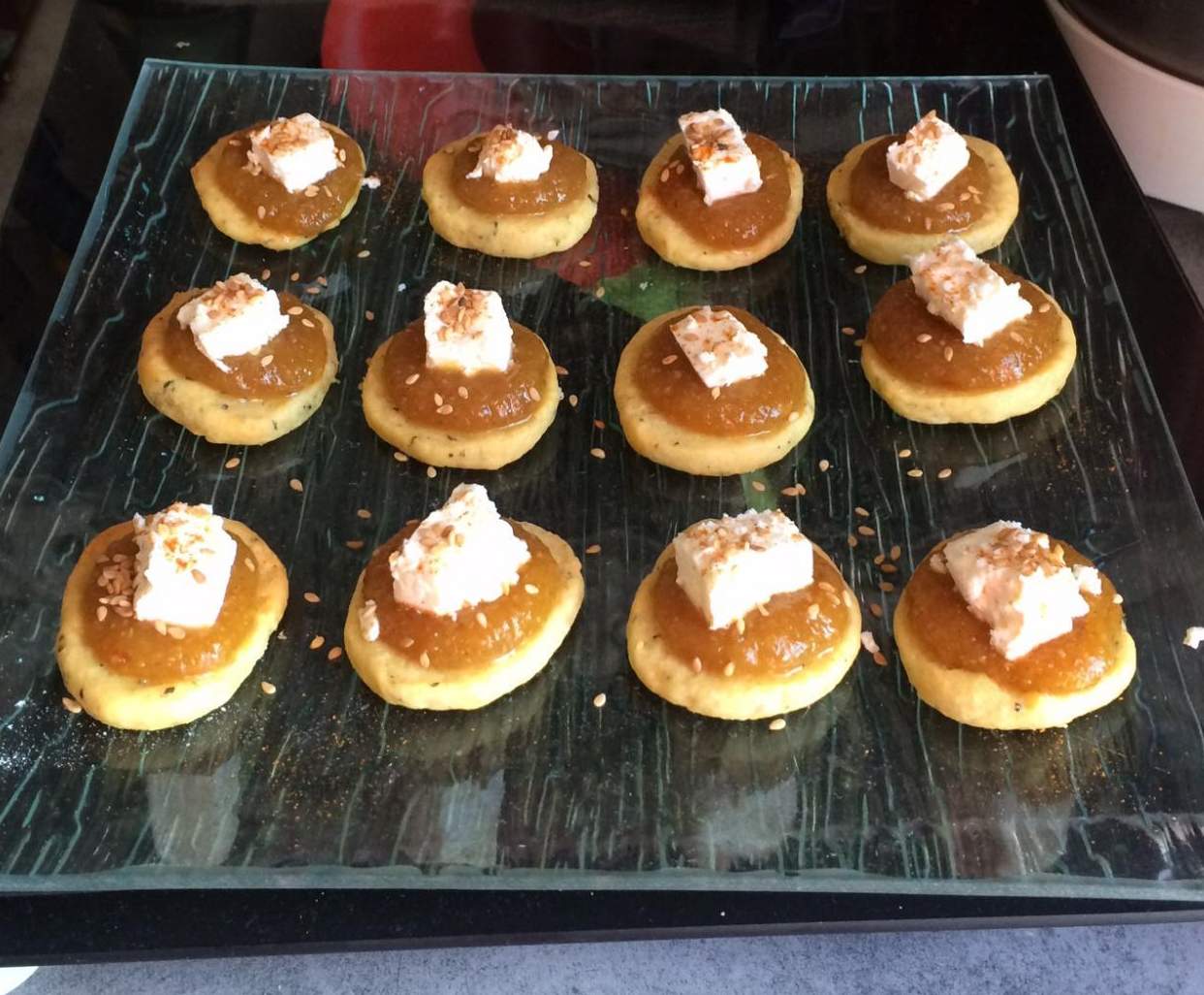 SABLÉS au PARMESAN, CHUTNEY de MANGUE et FROMAGE