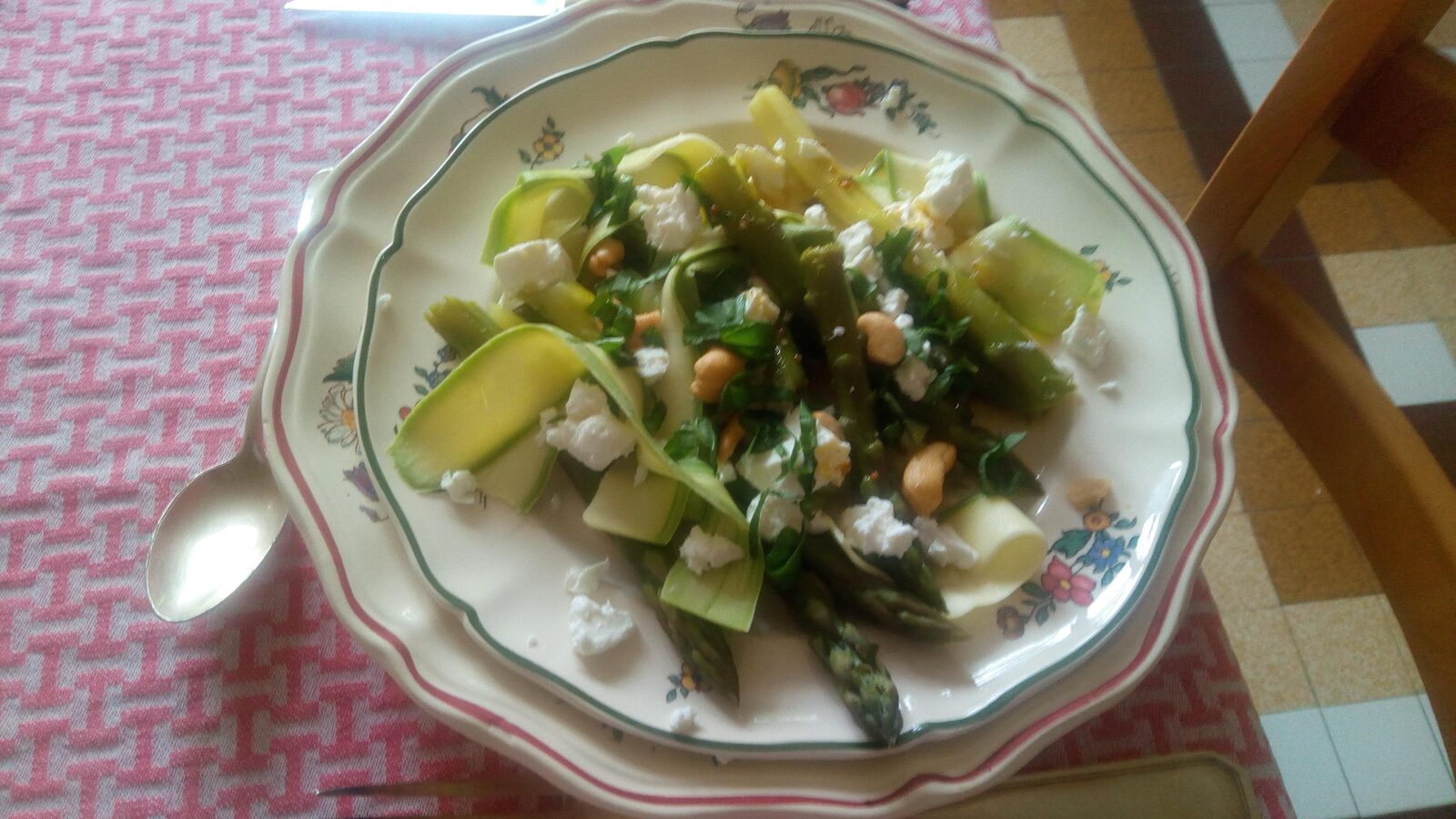 SALADE DE COURGETTES, ASPERGES VERTE, FETA ET NOIX DE CAJOU