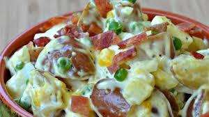 Salade de pommes de terre bacon oeufs, petits pois.