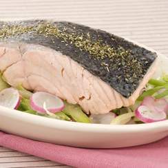 Saumon à la vapeur de thé et ses légumes croquants