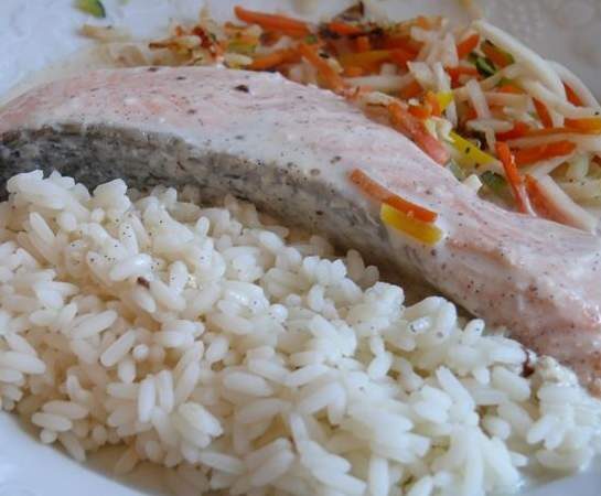 Saumon accompagné de riz et légumes sauce beurre blanc