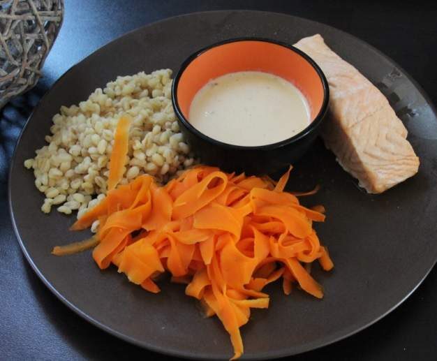 Saumon, blé et carottes à la crème d'ail