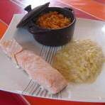 Saumon, fondue de poireaux et riz à la tomate
