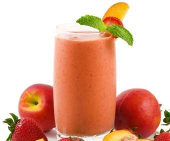 smoothie aux fraises, pêches et glace vanille