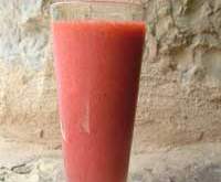 Smoothie orange, pomme, banane, framboises et fraises