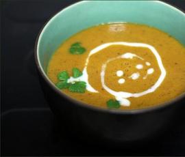 Soupe de lentilles corail, tomate et lait de coco (vegan)