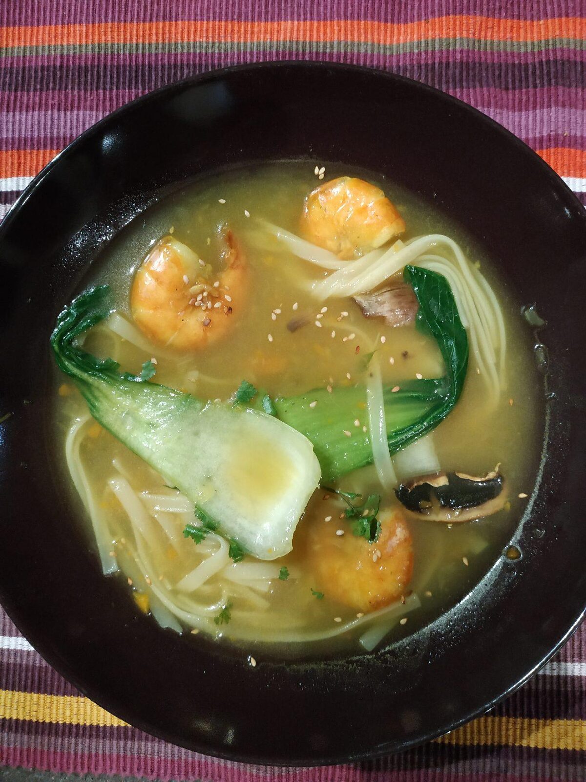 Soupe de nouilles aux crevettes et pak choï