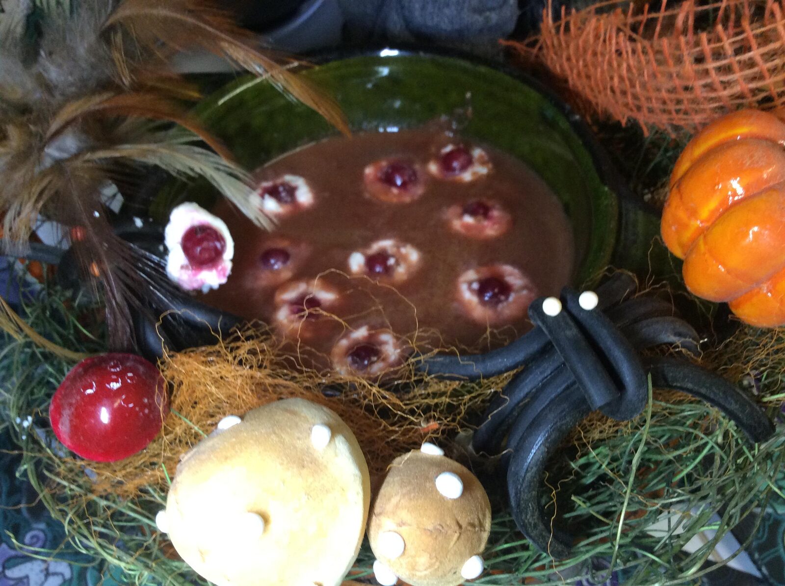 Soupe diabolique d'Halloween aux yeux de crapauds ou divin velouté (betterave, pomme, coco..)