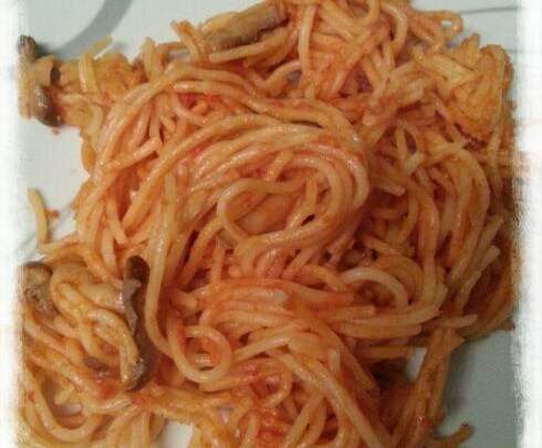Spaghettis à la tomate et aux champignons