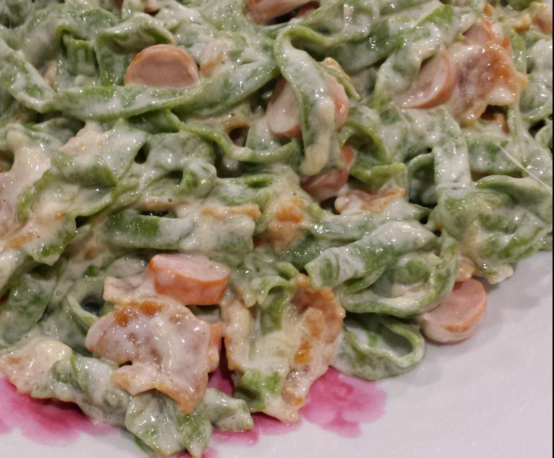 Tagliatelles FRAICHES faites MAISON aux épinards, sauce jambon ou saumon.