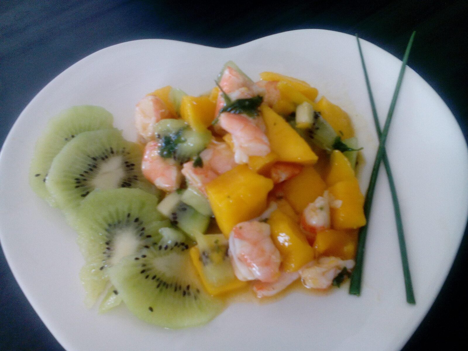 Tartare de crevettes , mangue et kiwis