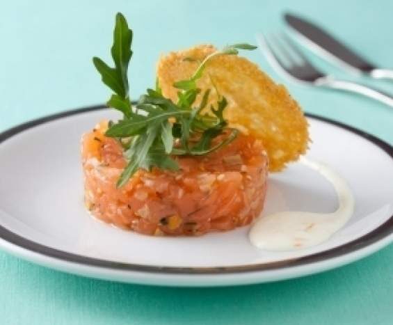 Tartare de saumon au citron confit et ras el hanout, crème acidulée au mascarpone